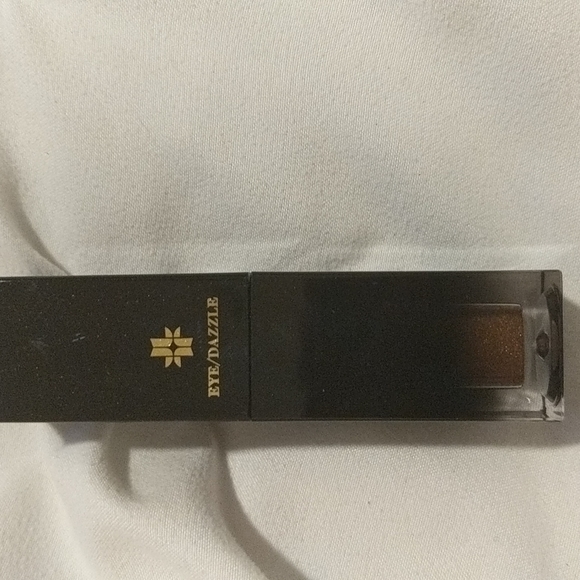 NWT Rub on eyeshadow - Picture 1 of 3